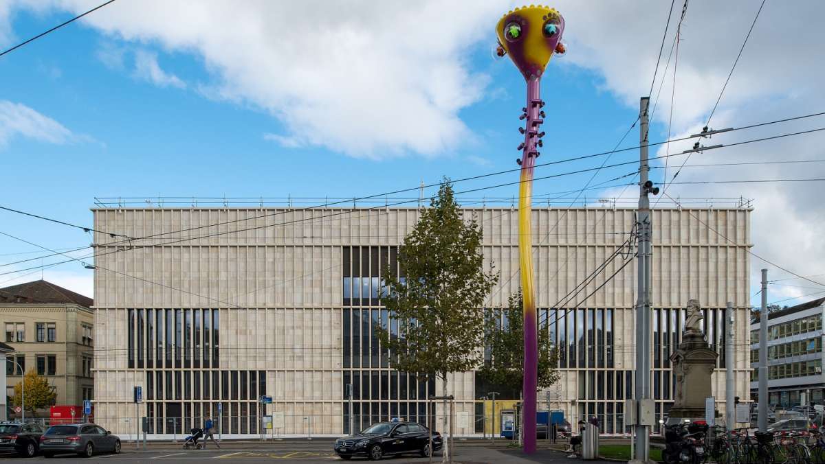 Kunsthaus Zürich: Erweiterungsbau von David Chipperfield. Vordergrund: Mast als Teil der Installation «Tastende Lichter» von Pipilotti Rist
