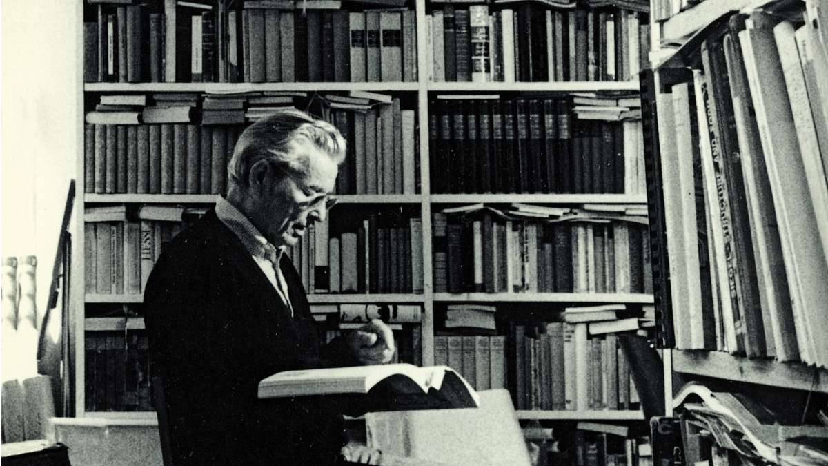 Josef Müller-Brockmann in seiner Arbeitsbibliothek