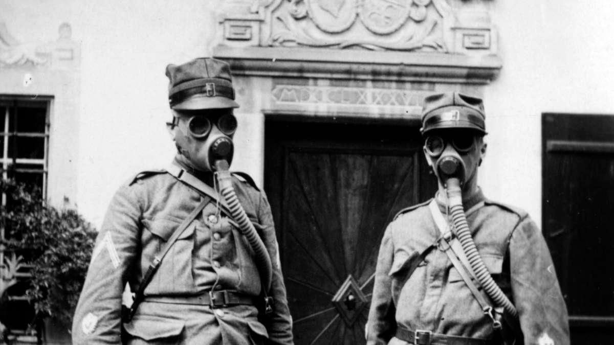 Soldaten in Gasmasken vor dem Museumseingang der Prestegg in Altstätten, 1938. Gemeindearchiv Diepoldsau