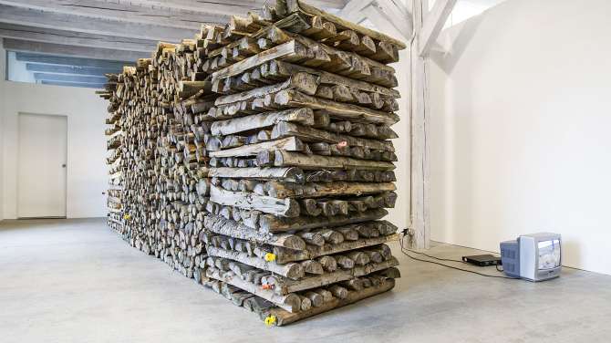 Chris Hunter | Ausstellungsansicht Kunstzeughaus Rapperswil | Könnte ich Ihren Holzstapel ausleihen? (2016)