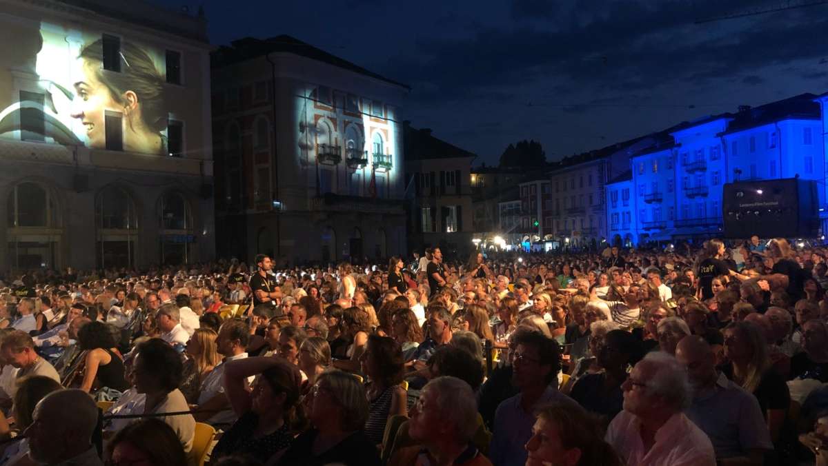 Das Filmfestival meldet sich mit einer vollen Piazza Grande zurück, die Qualität der Filmbeiträge ist aber fragwürdig.