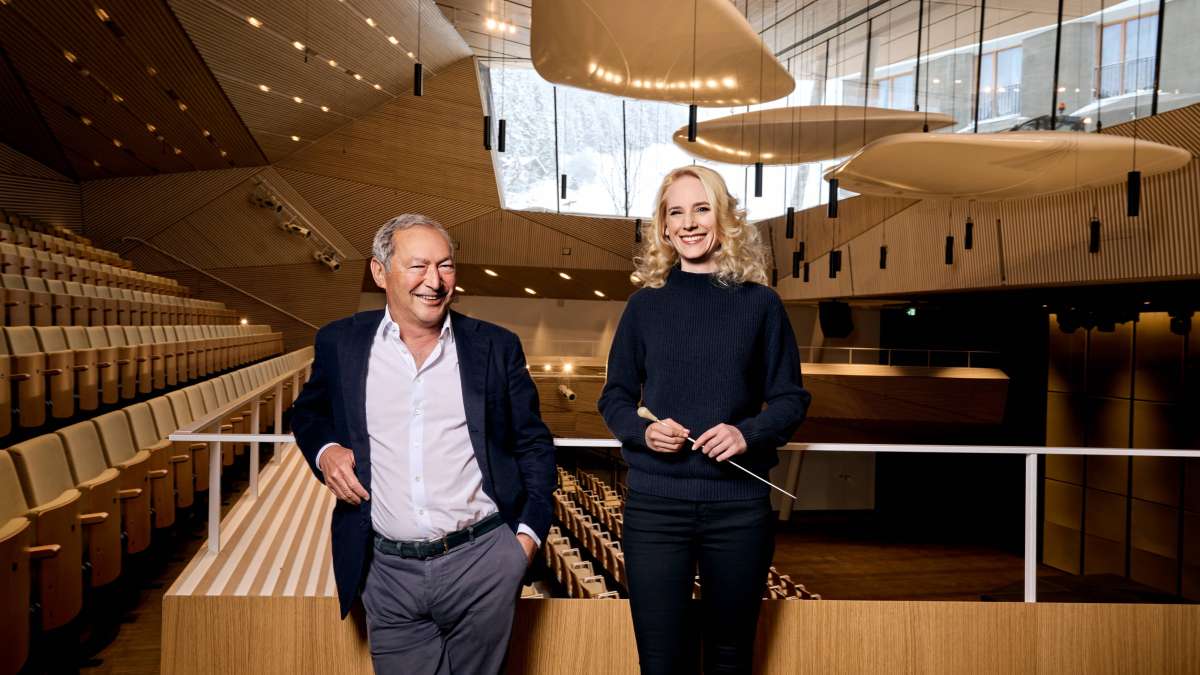 Lena-Lisa Wüstendörfer zusammen mit Investor Samih Sawiris