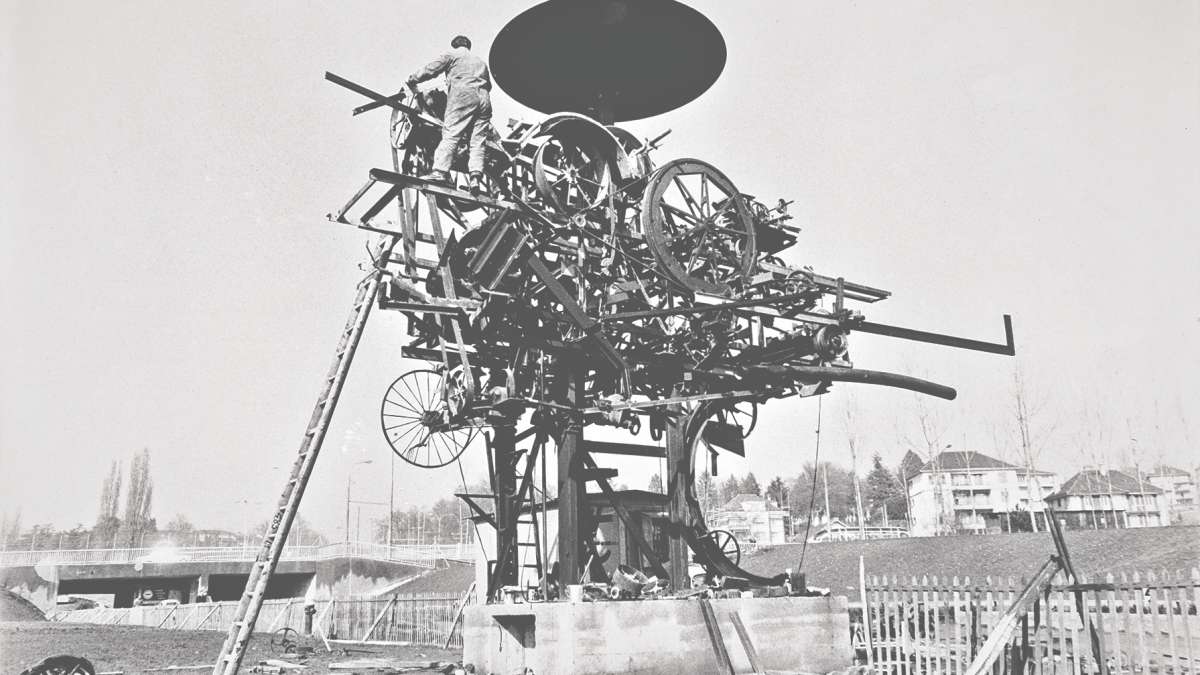 Jean Tinguely–Motor der Kunst | Jean Tinguely beim Bau der Eureka (Heureka) in Lausanne, 1964