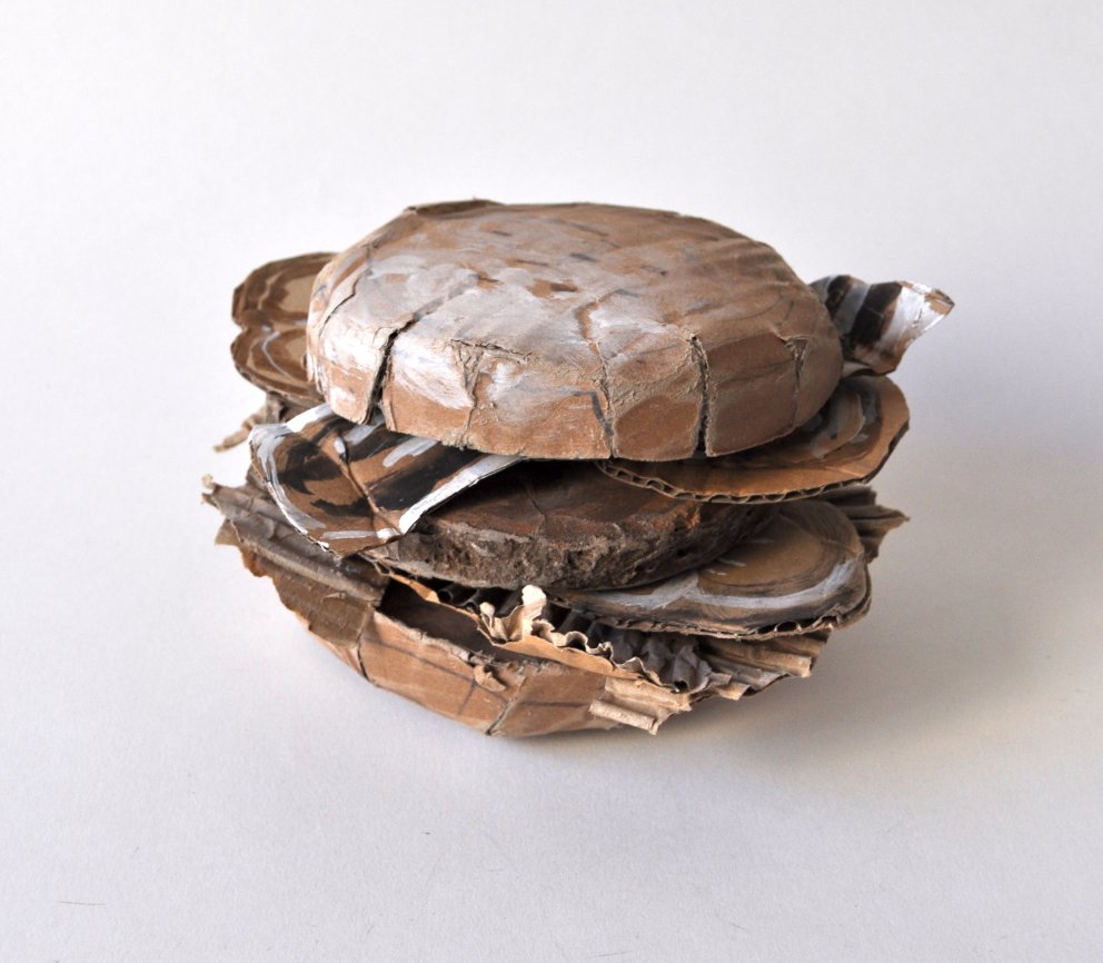 Kunsthaus Zofingen - «Cut it!» | Nicolas Bernière, Le burger, 2025, Karton, Leim und Acryl, 15 x15 x10 cm,