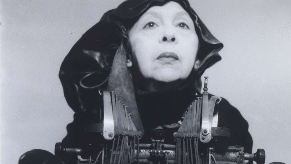 Geta Brătescu, Doamna Oliver în costum de cǎlǎtorie [Frau Oliver in ihrem Reisekostüm | Lady Oliver in Traveling Costume] (Ausschnitt), 1980 – 2012