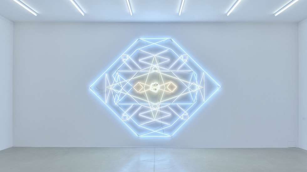 Mai­-Thu Perret, Untitled (after no. 067), 2020, Neonröhren, ø 15 mm, 6 Transformatoren, 350 × 470 cm, Courtesy of the artist and Galerie Francesca Pia, Zürich