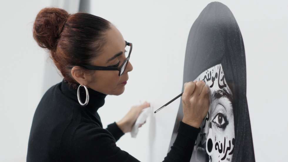Shirin Neshat bei der Arbeit.