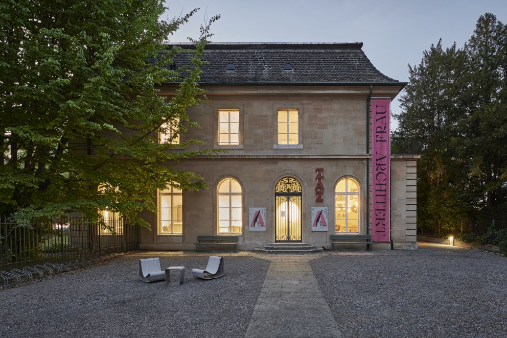 ZAZ Zentrum Architektur Zürich, Südfassade Haus Bellerive abends, Ausstellung «Frau Architekt», 2020 