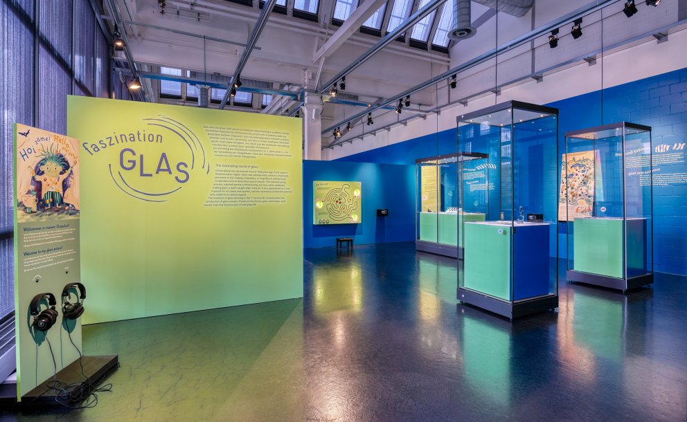 Farbenprächtige Glasgefässe aus der römischen Epoche in der Ausstellung «Faszination Glas».