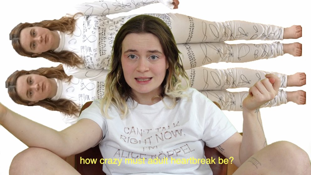 Simone und Kathrin Baumberger mit ihren spezifischen Messwerkzeugen als Bühnenbildnerin und Kostümbildnerin (v.l.n.r.). Foto: Thomas Buchwalder 