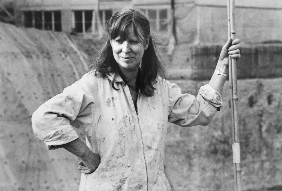Heidi Bucher in Winterthur beim «Ahnenhaus», 1981