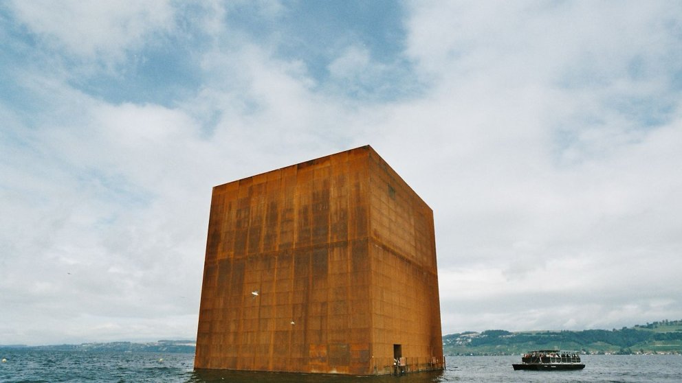 Erst viel Kritik und Ablehnung, dann einheitliche Begeisterung: Die EXPO 0.2 (Foto: Monolith von Jean Nouvel)