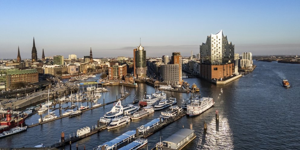 10 Jahre Elbphilharmonie | Elbphilharmonie frontal bei Abendlicht