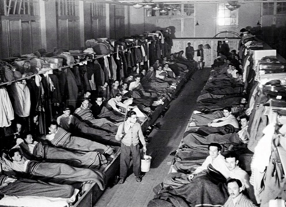 Soldaten in Gasmasken vor dem Museumseingang der Prestegg in Altstätten, 1938. Gemeindearchiv Diepoldsau