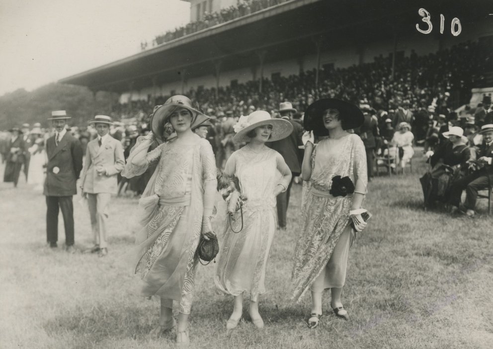 3 Ausstellungen | Textilmuseum St. Gallen | «La Mode aux Courses»: Modefotografie von 1922, aufgenommen anlässlich eines Pferderennens auf dem Hippodrome de Longchamp, Paris.