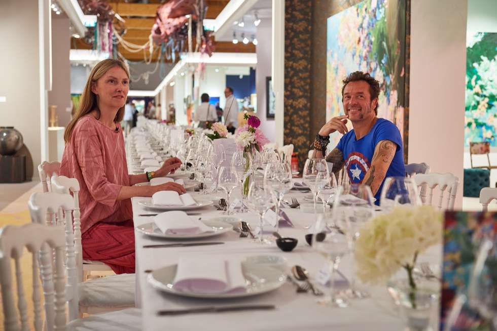 Brafa 2022, Direktorin Beatrix Bourdon und Ehrengast Arne Quinze an der längsten Dinner-Tafel Belgiens.