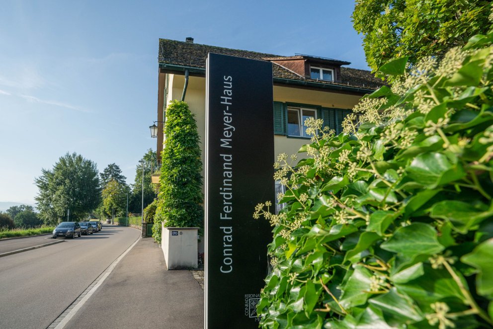 Das C. F. Meyer-Haus steht an der Alten Landstrasse 170 in Kilchberg, ZH.