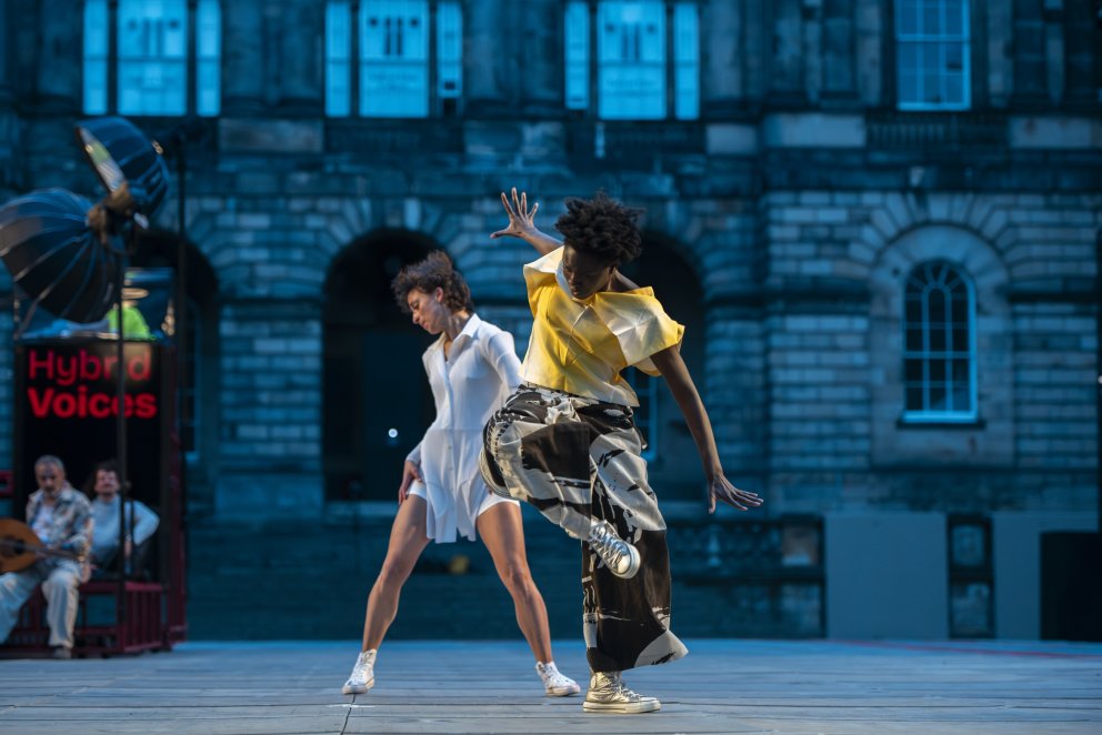 LAC | Lugano Dance Project | 10. bis 14. Juni 2026 | Fast fünf Jahrzehnte nach der legendären Uraufführung von Pina Bausch kehren ehemalige Tänzer:innen zurück und treten in einen bewegenden Dialog mit Archivbildern und ihrer eigenen Vergangenheit. 