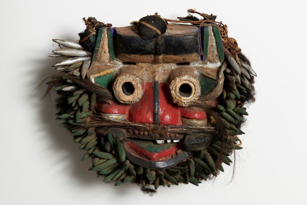 Murmures d’archives – sur les traces de Hans Himmelheber | Museum Rietberg - Hans Himmelheber filmt den Schnitzer Banga Sjui bei der Arbeit, Côte d'Ivoire, 29 Januar 1965