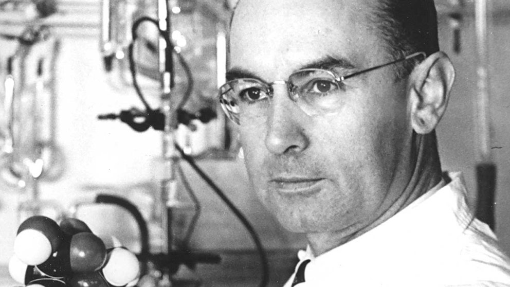 Albert Hofmann mit einem Molekülmodell des LSD, 1943