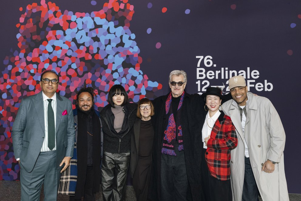 Die Internationale Jury 2026: (v. l. n. r.) Shivendra Singh Dungarpur, Bae Doona, HIKARI, Ewa Puszczyńska, Wim Wenders, Min Bahadur Bham, Reinaldo Marcus Green