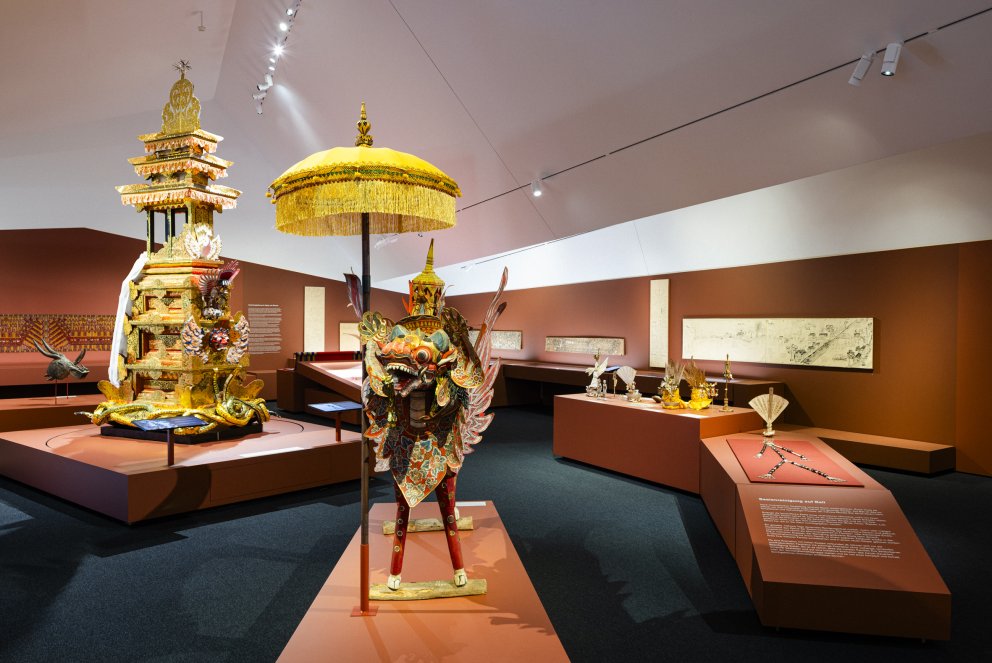 Masken aus der Demokratischen Republik Kongo, die zu Beerdigungen getragen werden