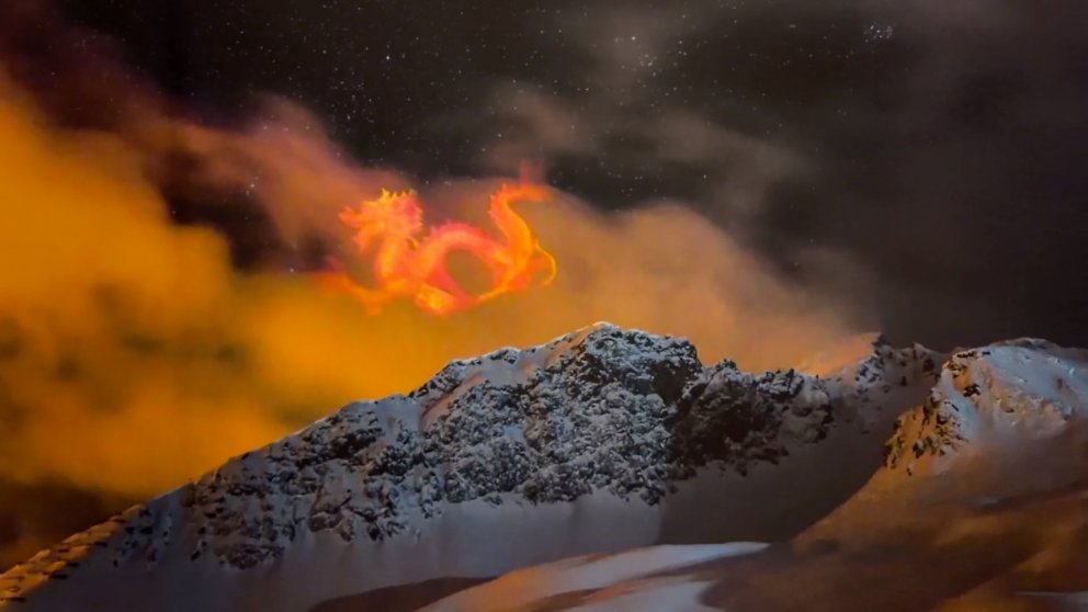 Great Wall – Chinesische Mauer in Beijing. Beleuchtung durch Schweizer Lichtkünstler Gerry Hofstetter im Oktober 2025 im Rahmen 75 Jahre Diplomatische Freundschaft China und der Schweiz und für das Chinesische Neue Jahr «Jahr des Pferdes».
