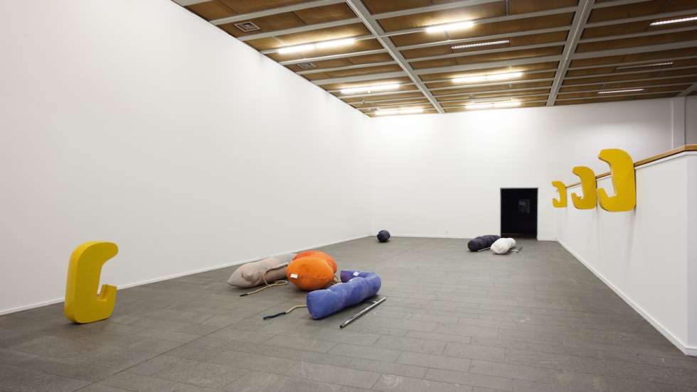 Nairy Baghramian Fluffing the Pillows, Installationsansicht, 2012, Kunsthalle Mannheim