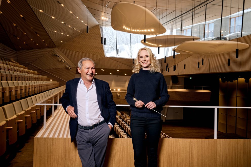 Lena-Lisa Wüstendörfer zusammen mit Investor Samih Sawiris