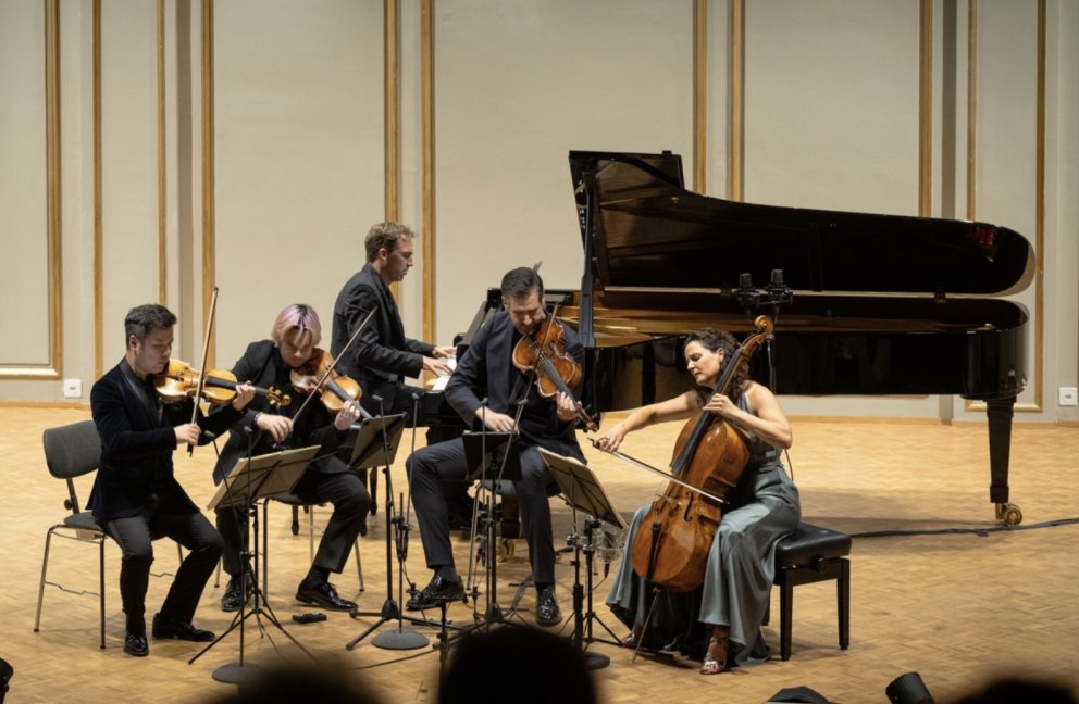 Das StradivariQuarte. und Pianist Benjamin Engeli en7ühren in der Tonhalle Zürich eindrucksvoll in Schostakowitschs Klangwelt.