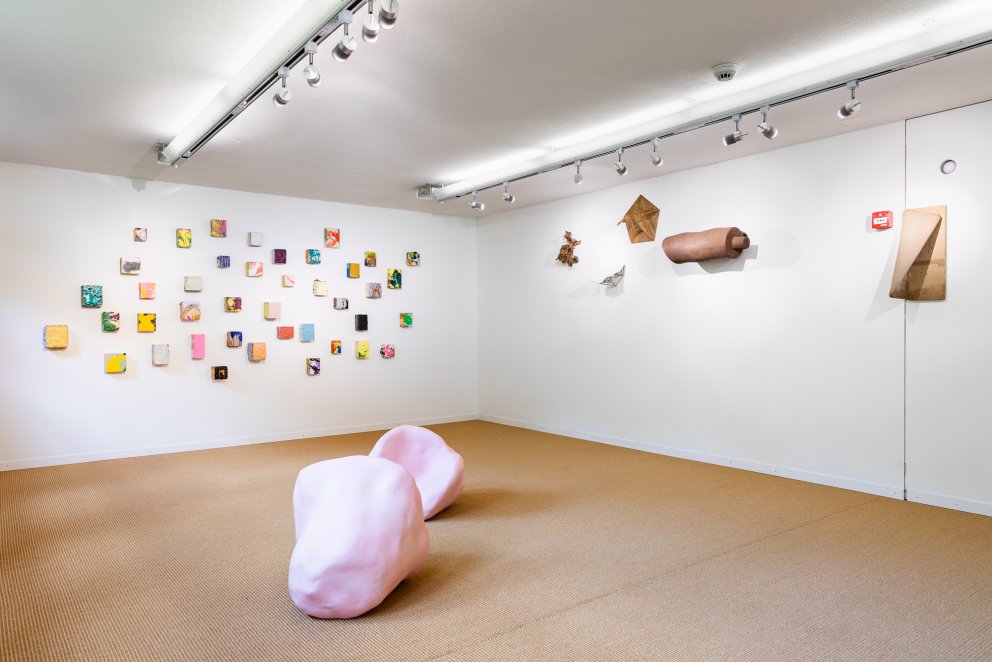 Katrin Keller, «Lumps of silence», Silikon, 2025, Talmuseum Engelberg | © Kilian Bannwart