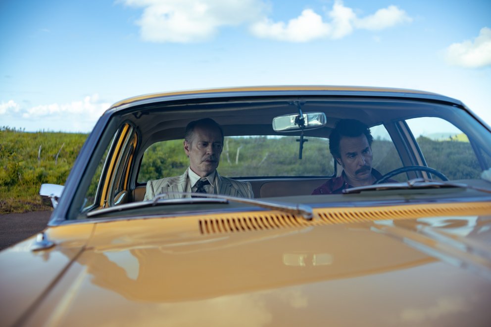 Sam Rockwell und John Malkovich als CIA-Agenten Lee und Chris vor der spektakulären Kulisse von Rapa Nui.