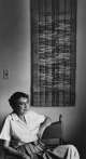 Anni Albers mit Scroll (1962), 1965, Foto: New Haven Register © 2025 The Josef and Anni Albers, Foundation/ProLitteris, Zurich