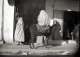 Gabriele Münter, Zwei in Burnus verhüllte Gestalten mit Esel vor einem Ladencafé, Tunesien, Winter 1905, Fotografie, 46 x 34,5 cm, Gabriele Münter- und Johannes Eichner-Stiftung, München