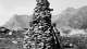 Steinfrau, 1985. Ruhepause eines Hirten auf der Alp Preda Sovrana. Die imposante Steinfrau «Lange Heidi» wurde im Sommer 1985 als Protest gegen den Bau eines Pumpspeicherwerks im Val Madris errichtet. Aus: Schauplatz Avers. Geschichten einer Landschaft.