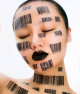 Die taiwanesische Künstlerin John Yuyi (*1991, Taipei) bespielt ihren Körper als Projektionsfläche.