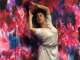 Mit Leichtigkeit schwebt die israelische, in Zürich lebende Tänzerin Reut Nahum durch ein Universum von Farben.